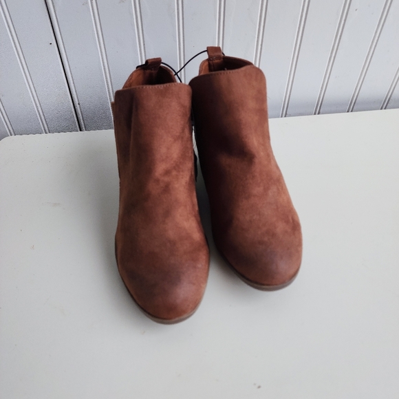 NWT Arizona Jean Co. Brown Faux Suede Side Zip Ankle Boots Memory Foam Soles 8M - Picture 2 of 10